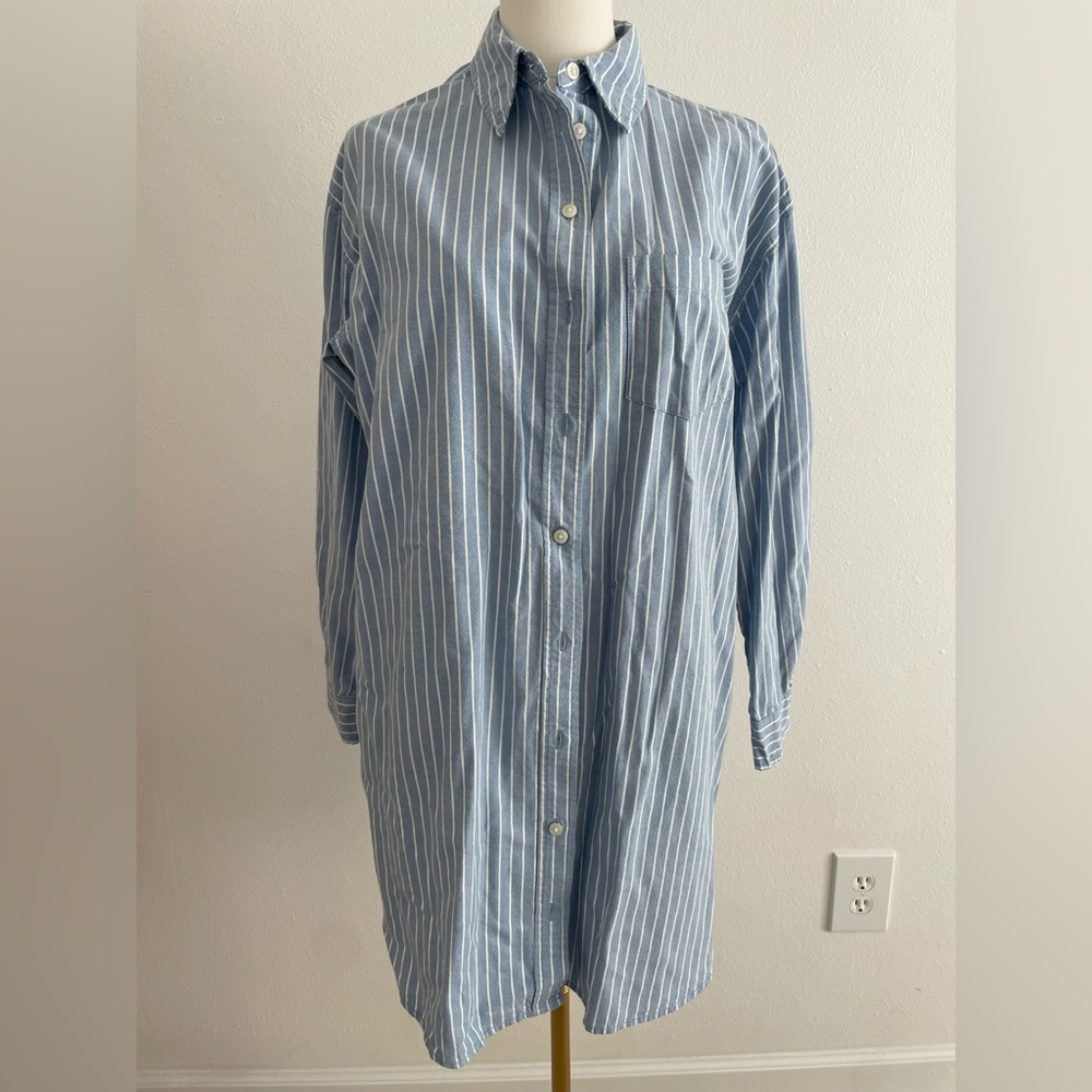 Universal Thread Blue and White Striped Shirt Dress.100% cotton. Side Pockets. S